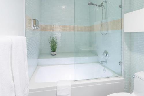 Two-Bedroom Deluxe Apartment room in Gorgeous Apartment 2-bedroom 2-bathroom