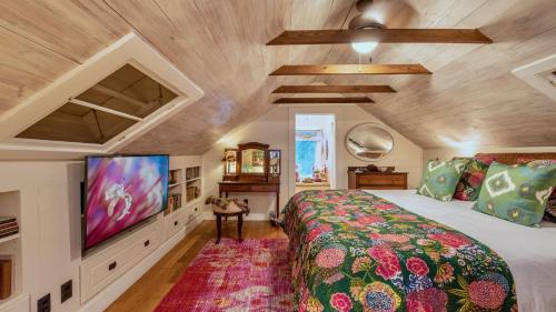 Angelas Eclectic Gallery by Last Key Realty - image 3