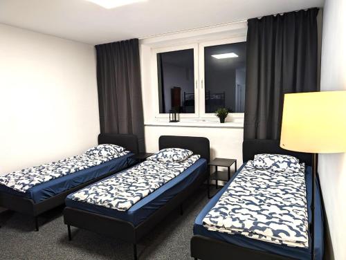 3 twin beds, 2 bunk beds