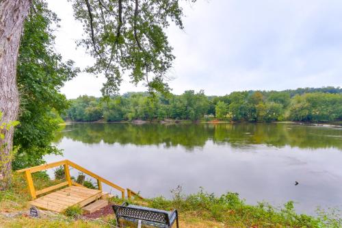 . Peaceful Riverfront Retreat with Yoga and Art Studio!