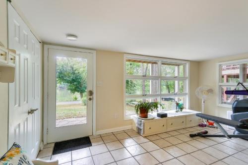 Peaceful Riverfront Retreat with Yoga and Art Studio! in Berryville, USA