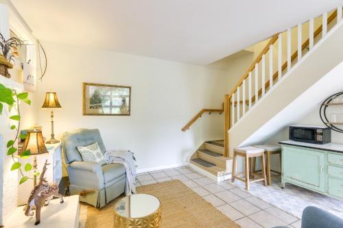 Peaceful Riverfront Retreat with Yoga and Art Studio! in Berryville, USA