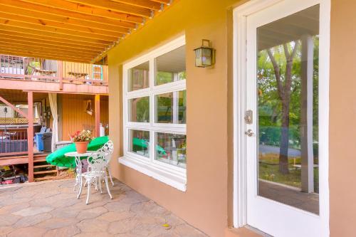 Peaceful Riverfront Retreat with Yoga and Art Studio! in Berryville, USA