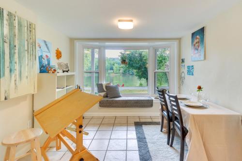 Peaceful Riverfront Retreat with Yoga and Art Studio! in Berryville, USA