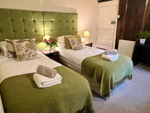 2 twin beds