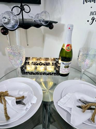 Private Cozy 1Br Basement Suite Perfect for Couple! With Date Bar for 2! Free Sparkling! Self Check-in, Private Parking in Burnaby, Canada