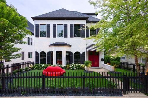 Beryl West - Elegant, Artful, Pet-friendly Beryl West - Elegant, Artful, Pet-friendly