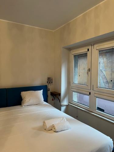 Maison under the towers