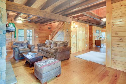 Peaceful Raphine Cottage with Deck and Fireplace! in Raphine, USA
