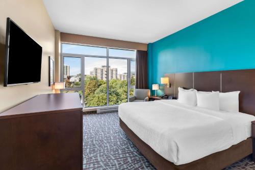 King Room - Non-Smoking room in Best Western Plus Hotel Montreal
