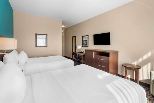 Queen Room with Two Queen Beds - Non-Smoking room in Best Western Plus Hotel Montreal