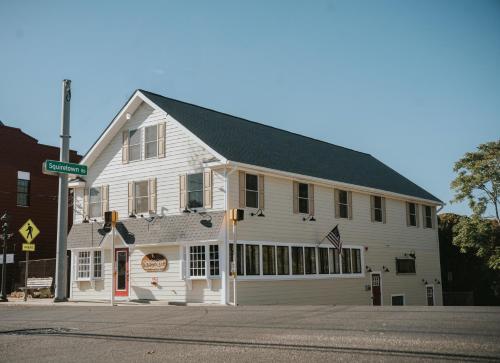 . Hampton Bays Hotel On Main