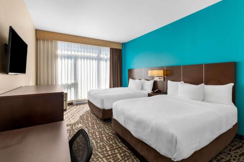 Queen Room with Two Queen Beds - Non-Smoking image 2
