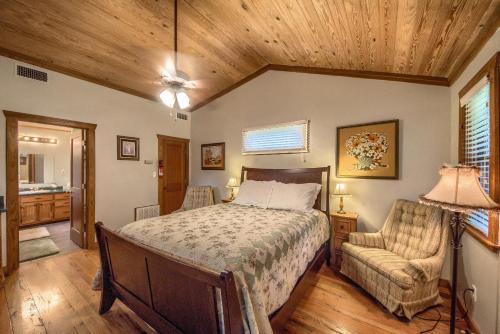 Waldrip Cabin in Fredericksburg, USA
