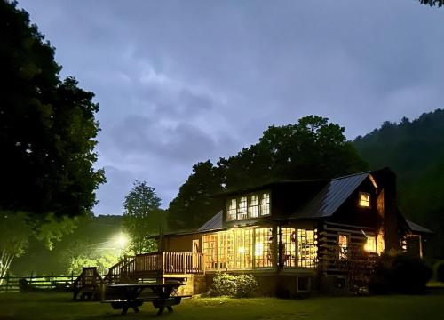 Viesnīcas āriene, Gorgeous cabin stay near I-77, views, antiques, Wi-fi, wonderful experience for 2! in Pembroke (VA)