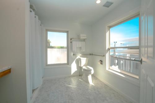 Hampton Bays Hotel On Main - image 11