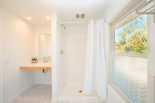 Hampton Bays Hotel On Main - image 3