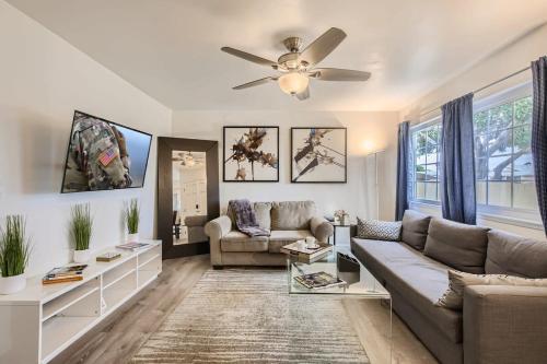 Awesome Oceanside 6BR - 15 Min To Beach in Oceanside, USA