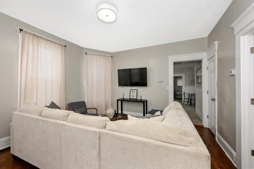 3 Bed Spacious 1st Floor Apt at Tremont in Cleveland, USA