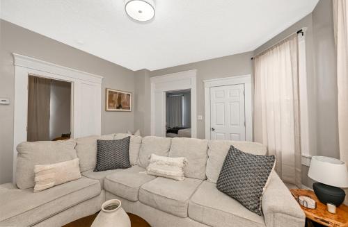 3 Bed Spacious 1st Floor Apt at Tremont, Cleveland (photo 4)