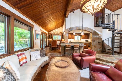Serenity at Dollar Point - Luxurious 4BR w Private Backyard, Tahoe City