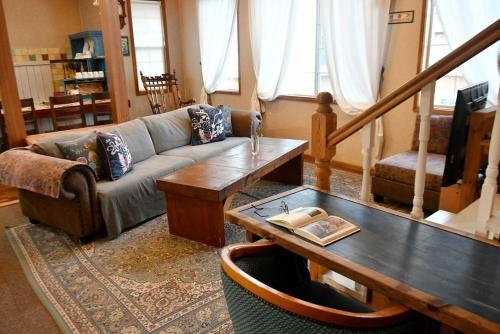room detail thumbnail 2