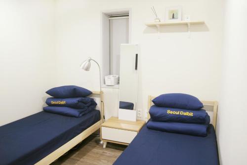 Standard Twin Room with Private Bathroom image 10