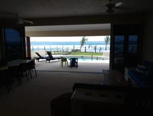 Cactus Beachfront villa in Zihuatanejo- pets welcome! in Barra De Potosi