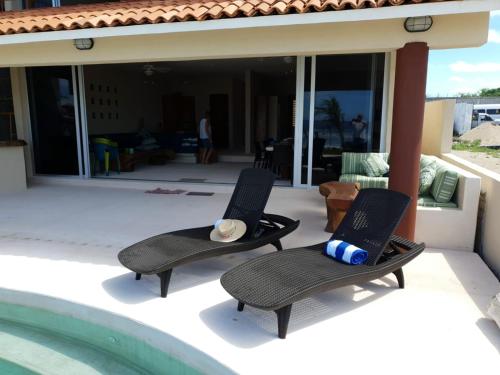 Cactus Beachfront villa in Zihuatanejo- pets welcome! in Barra De Potosi