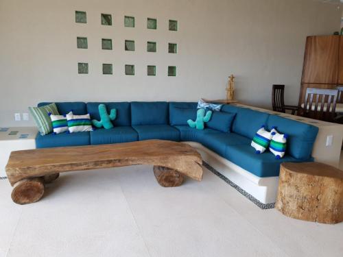 Cactus Beachfront villa in Zihuatanejo- pets welcome! in Barra De Potosi