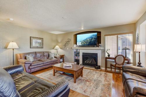 Desirable and Spacious with Mountain Views, Deck, Grill and Yard - Walk to coffee and ice cream! in Colorado Springs, USA