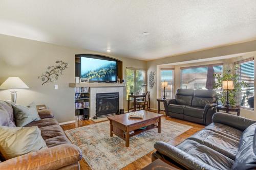Desirable and Spacious with Mountain Views, Deck, Grill and Yard - Walk to coffee and ice cream! in Colorado Springs, USA
