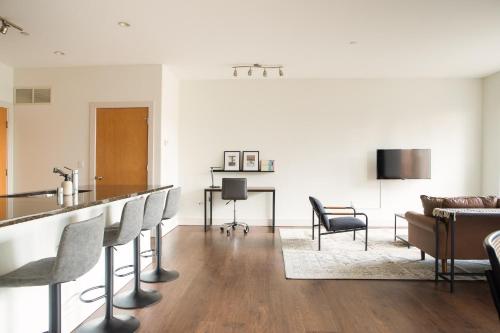 Flexhome East Side 2BR CG1 - Gym Balcony Lakefront in Milwaukee, USA