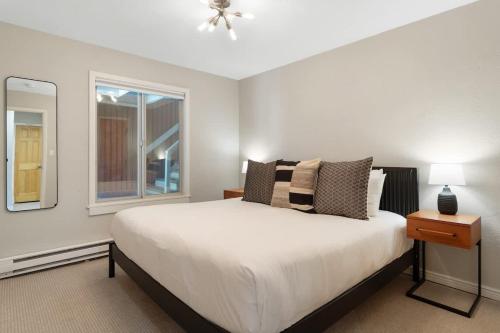 Stylish East Vail Ski Retreat on Bus Route in Vail, USA