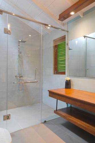 Two-Bedroom Bungalow with Lake View image 10