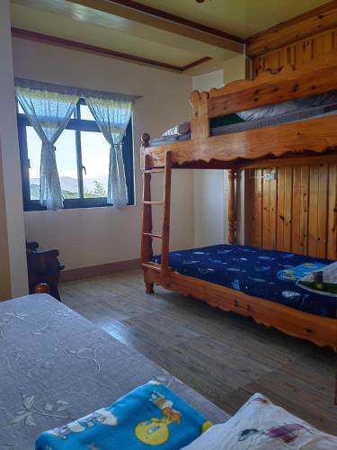 2 queen beds, 1 twin bed
