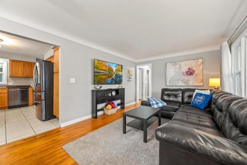 Centrally Located Cozy 4 Bedroom Home With Game and Yoga Rooms in Minneapolis, USA
