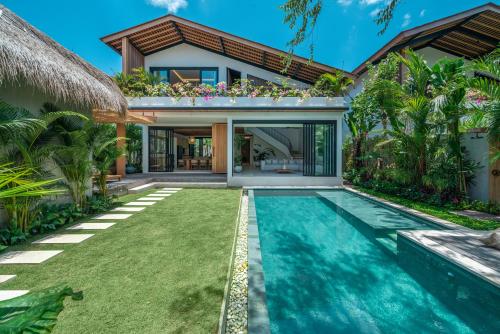 Casa Kameelya - Modern Tropical 4BR Villa in Central Canggu