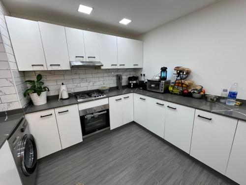 Lovely Brand new 3 BR with maids room, Dubai (foto 9)