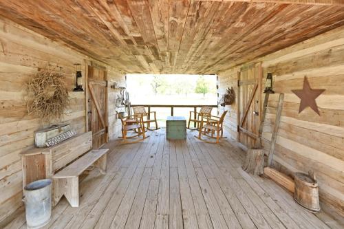 AB Butler- Both Suites in Fredericksburg, USA