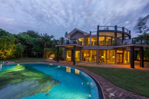 Villa Thuya - 3 Bedroom Oceanfront Villa with Pool - Bentota