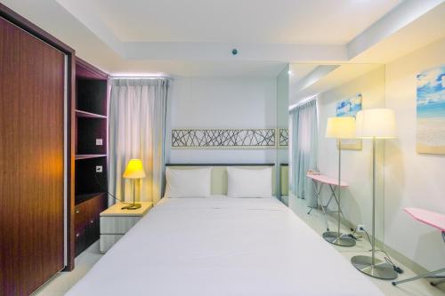 Tranquil Studio Azalea Apartment By Travelio, Cikarang
