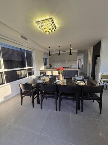 Luxury 5 Bedrooms 3 full Bathrooms home in centre of Rouse Hill