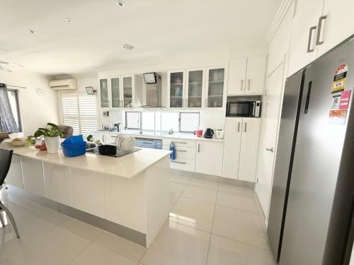 2 spacious rooms with shared bathroom in Modern Sunnybank Home