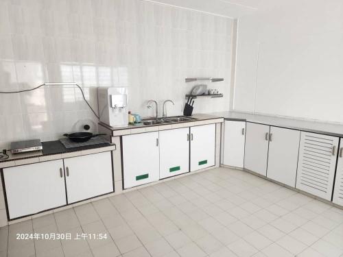 Kitchen, Mawar Homestay (Upper Floor Apartment) in Pontian Kechil