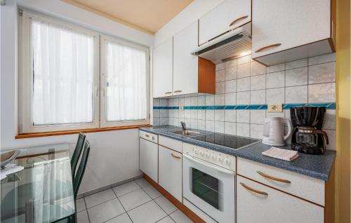 Konyha, Beautiful Apartment In Umag With Wifi in Duba