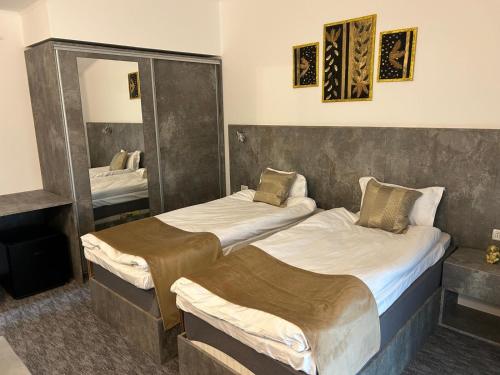 3 twin beds
