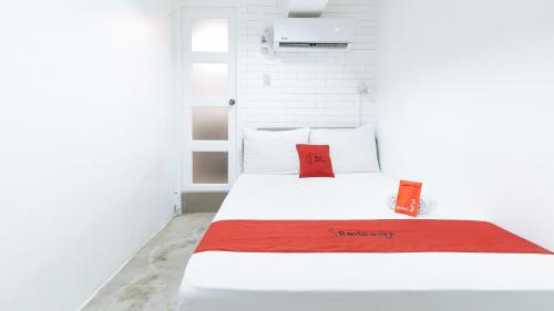 RedDoorz Plus at BGC near St Lukes, Manila (fotografie 4)