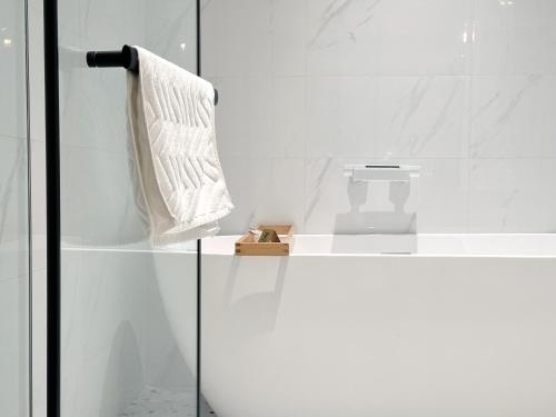 Deluxe Double Room with Bath image 4