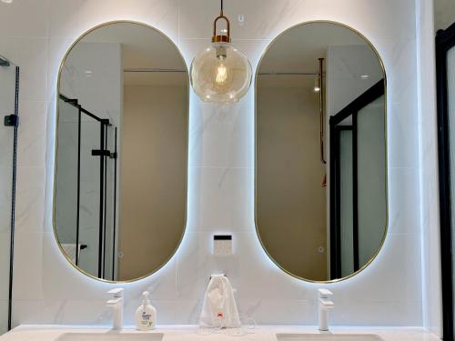 Deluxe Double Room with Bath image 2